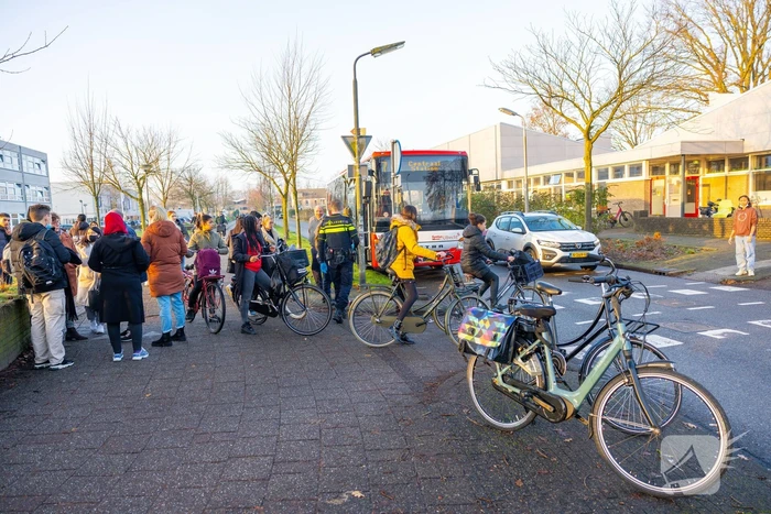 Scholier en vrouw botsen tijdens het fietsen op elkaar