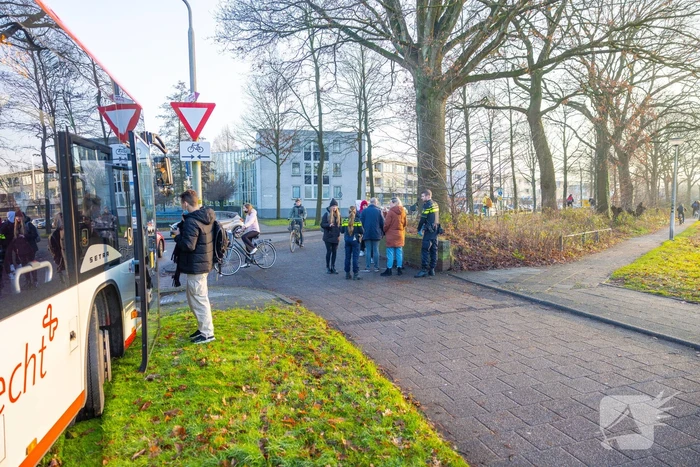 Scholier en vrouw botsen tijdens het fietsen op elkaar