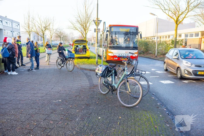 Scholier en vrouw botsen tijdens het fietsen op elkaar