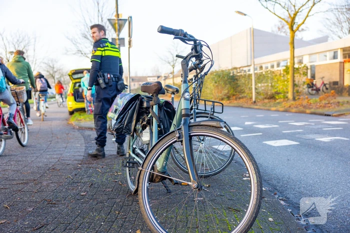 Scholier en vrouw botsen tijdens het fietsen op elkaar