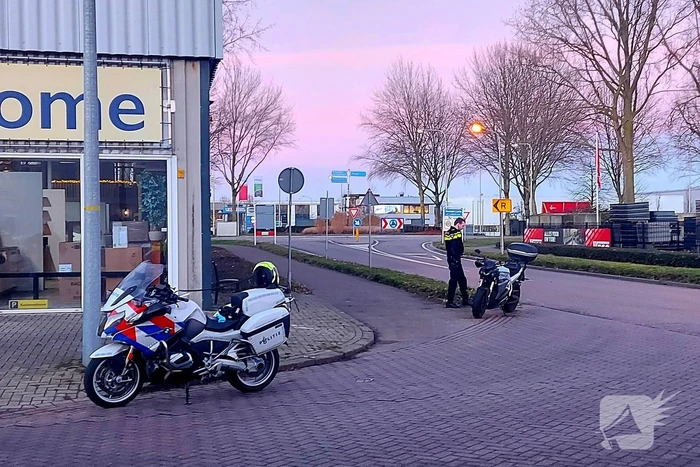 Motorrijder gaat onderuit en raakt gewond