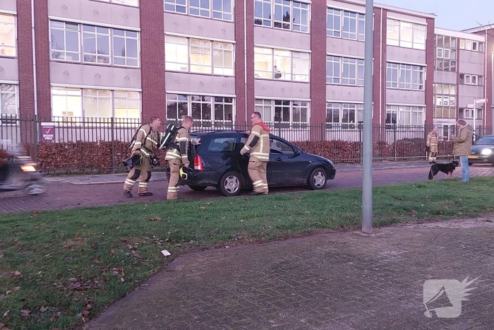 Brandweer onderzoekt mogelijke autobrand