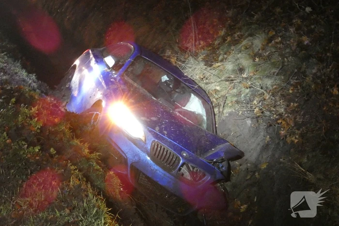 Auto slipt en belandt in greppel
