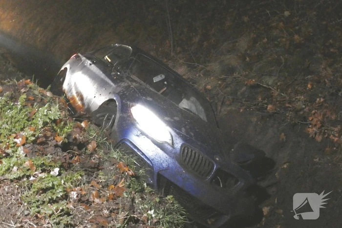 Auto slipt en belandt in greppel