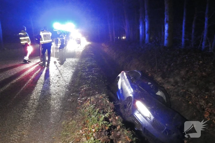 Auto slipt en belandt in greppel