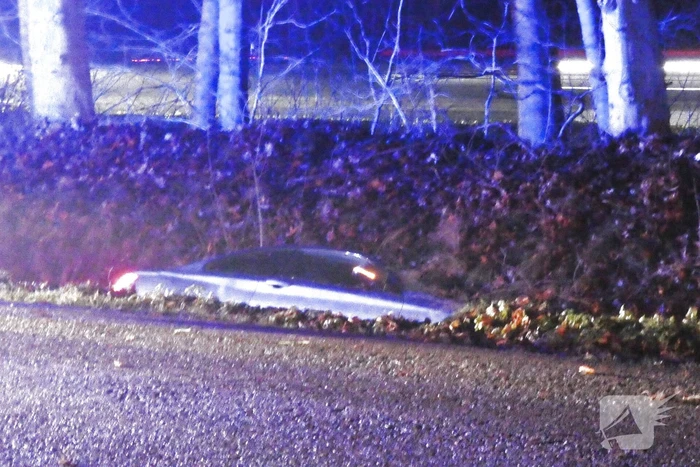 Auto slipt en belandt in greppel
