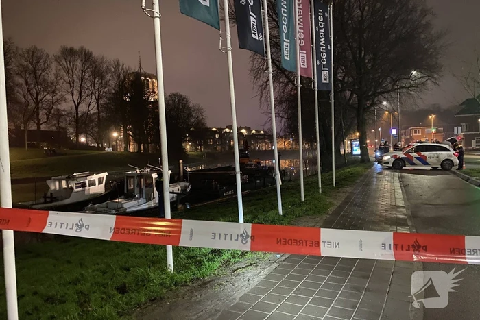 Voertuig raakt te water na mogelijke achtervolging