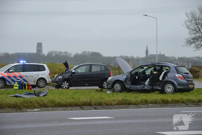 Behoorlijke schade bij ongeval tussen auto's