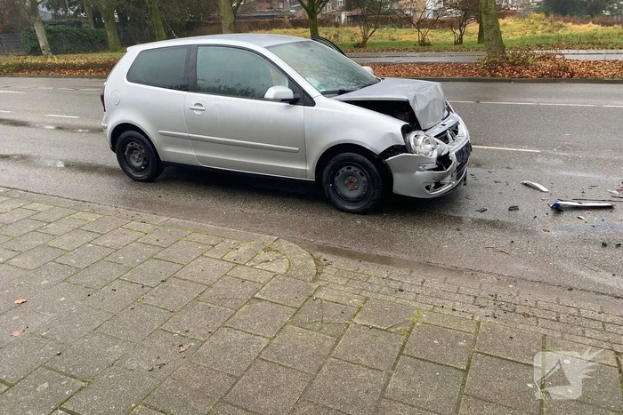 Schade bij kop-staartbotsing voor stoplicht