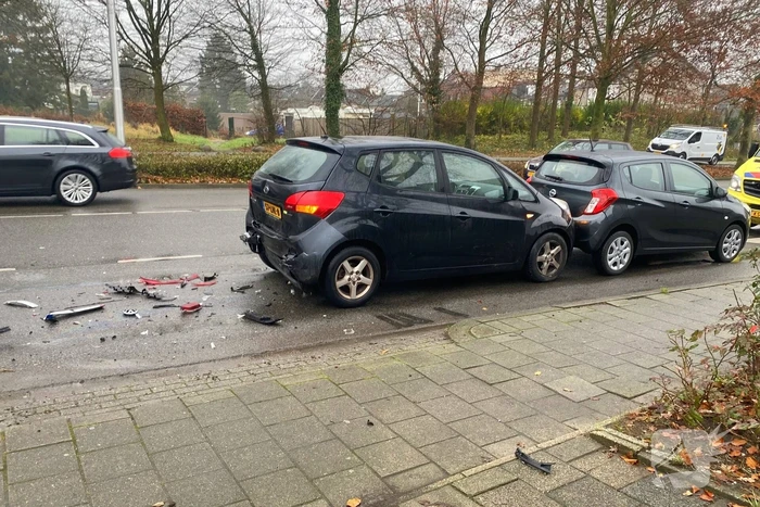 Schade bij kop-staartbotsing voor stoplicht