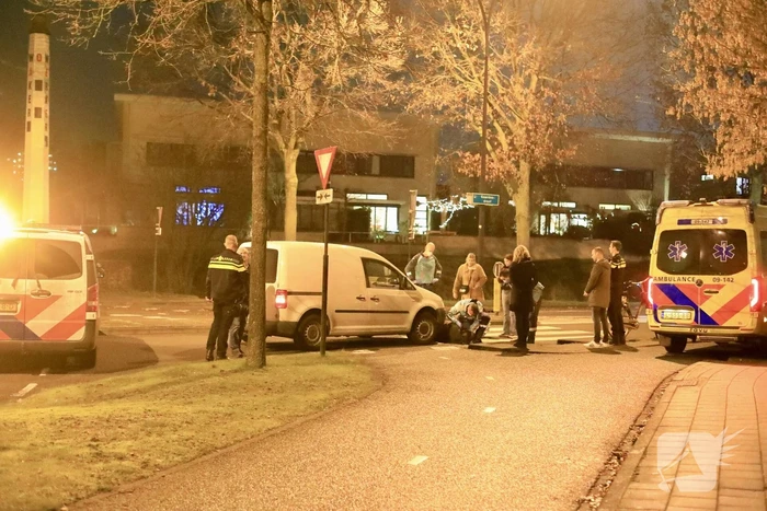 Vrouw op e-bike aangereden door bestelwagen