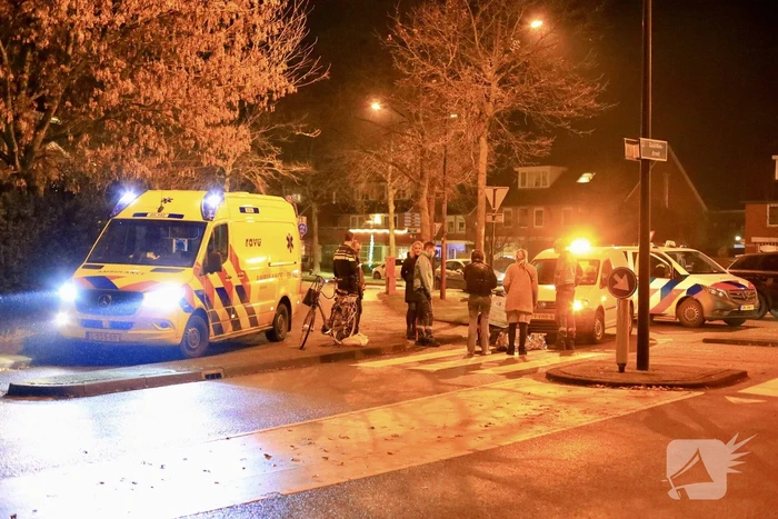 Vrouw op e-bike aangereden door bestelwagen