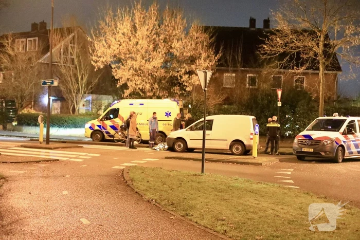 Vrouw op e-bike aangereden door bestelwagen