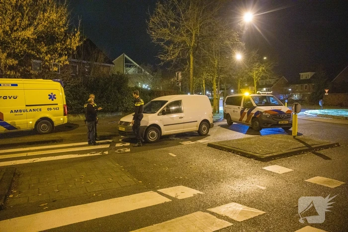Vrouw op e-bike aangereden door bestelwagen
