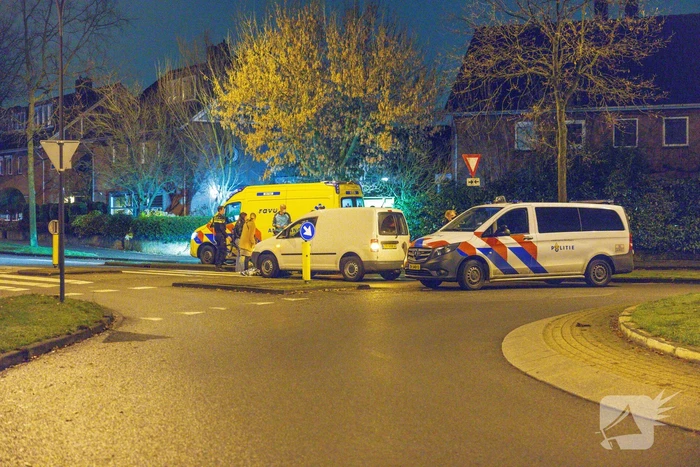 Vrouw op e-bike aangereden door bestelwagen
