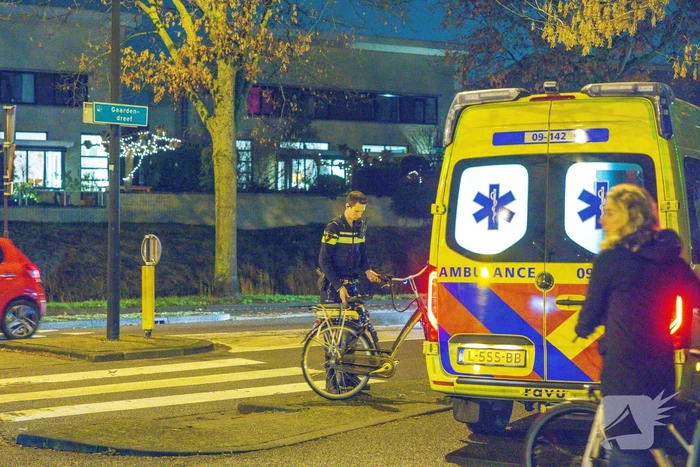 Vrouw op e-bike aangereden door bestelwagen