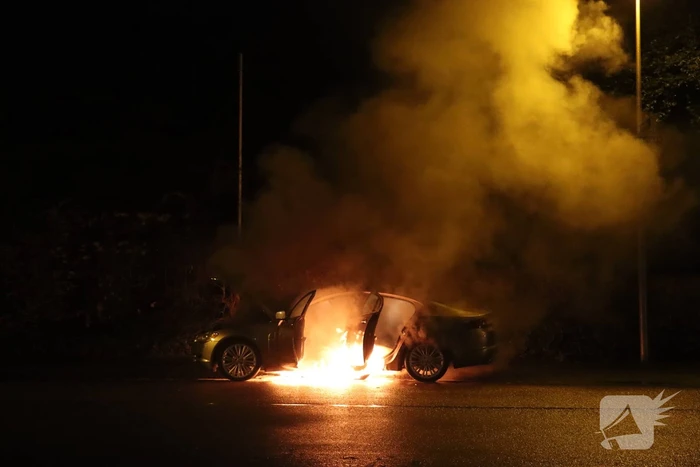 Auto gaat in vlammen op