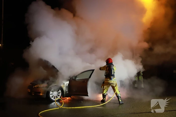 Auto gaat in vlammen op