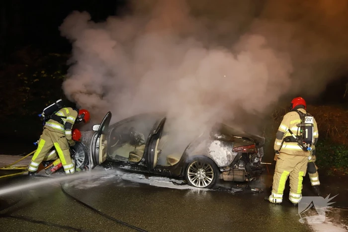 Auto gaat in vlammen op