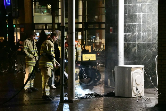 Brandweer blust brand in wasdroger