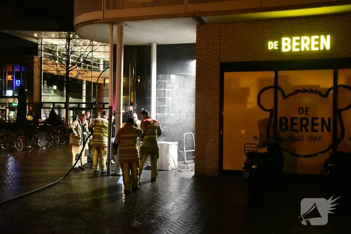 Brandweer blust brand in wasdroger