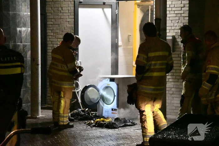 Brandweer blust brand in wasdroger