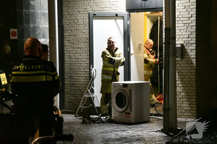 Brandweer blust brand in wasdroger