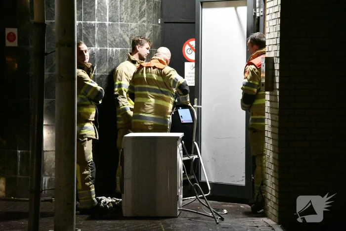 Brandweer blust brand in wasdroger