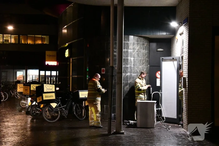 Brandweer blust brand in wasdroger