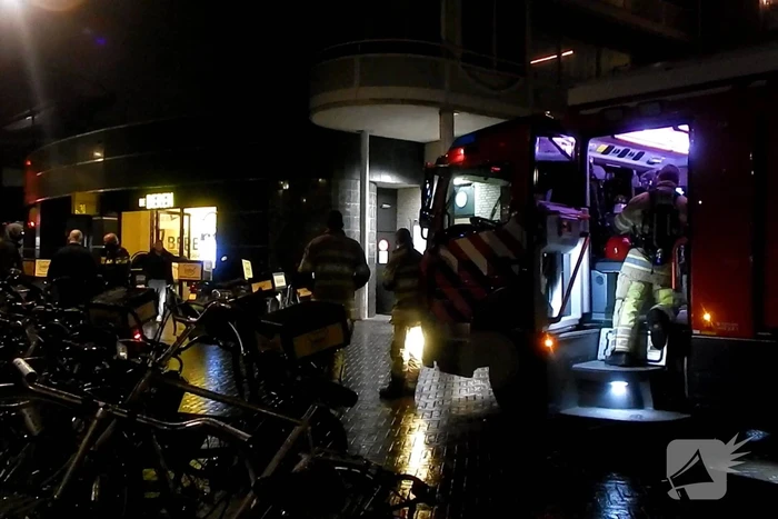 Brandweer blust brand in wasdroger
