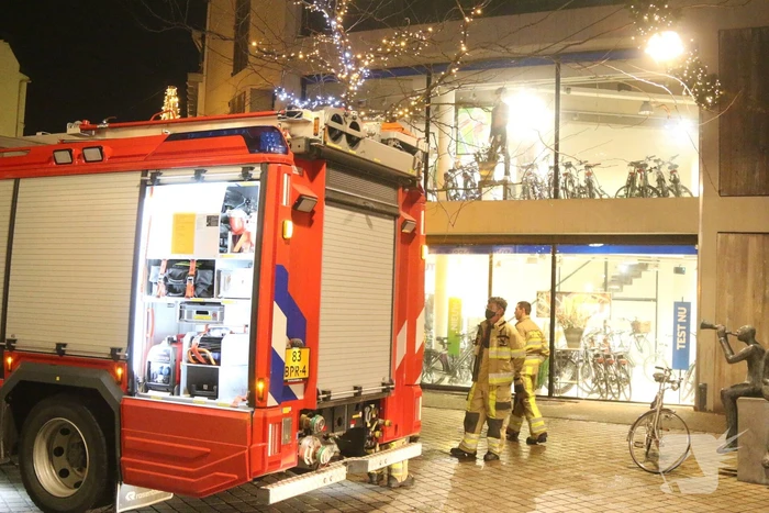 Brandweer ventileert woning door rookgenarator
