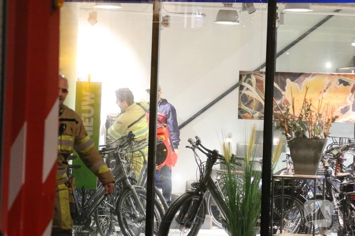 Brandweer ventileert woning door rookgenarator
