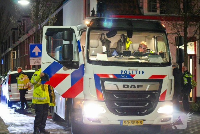 Politie sleept personenauto weg na achtervolging