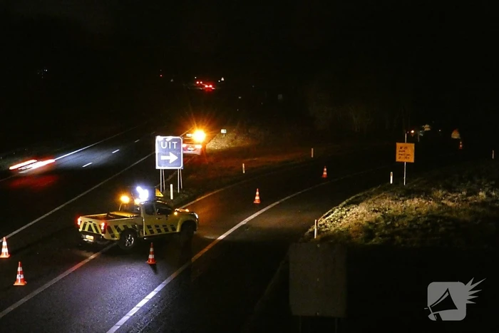 Auto rijdt rechtdoor van afrit af