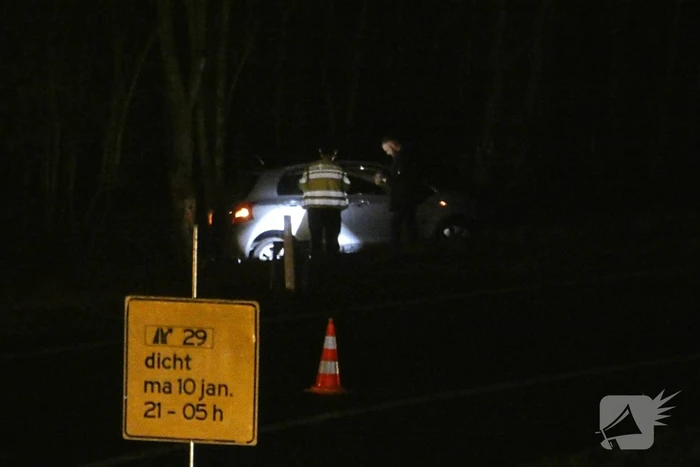 Auto rijdt rechtdoor van afrit af