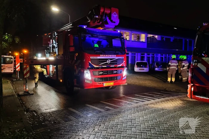 Brandweer dooft brand in schoorsteen van woning