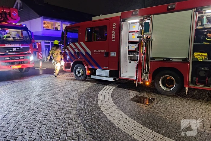 Brandweer dooft brand in schoorsteen van woning