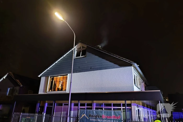 Brandweer dooft brand in schoorsteen van woning