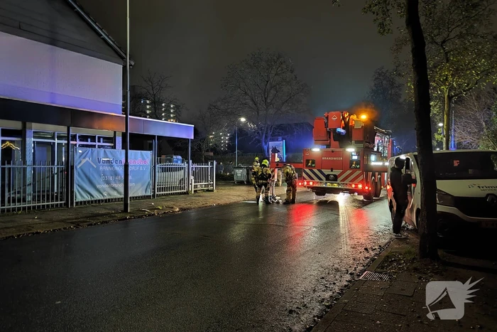 Brandweer dooft brand in schoorsteen van woning
