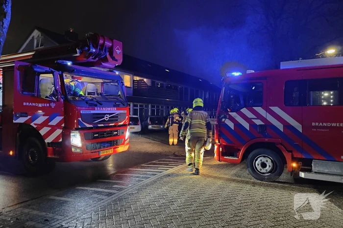 Brandweer dooft brand in schoorsteen van woning