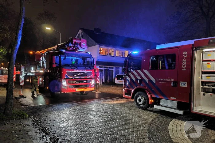 Brandweer dooft brand in schoorsteen van woning