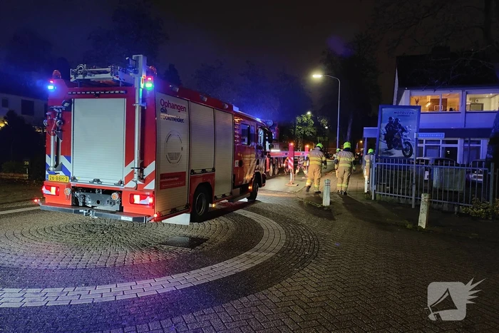 Brandweer dooft brand in schoorsteen van woning