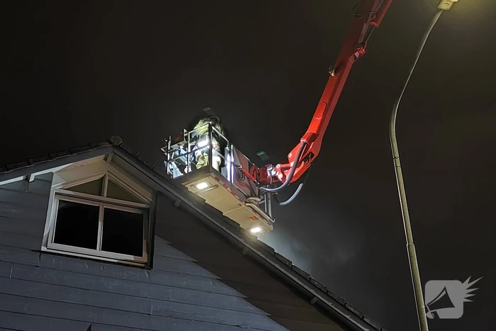 Brandweer dooft brand in schoorsteen van woning