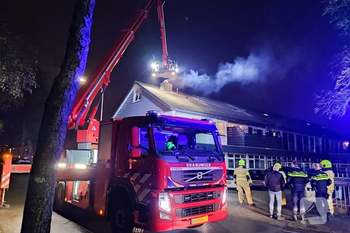 Brandweer dooft brand in schoorsteen van woning
