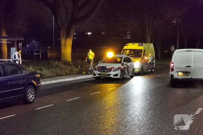 Fietser nagekeken door ambulancepersoneel na botsing