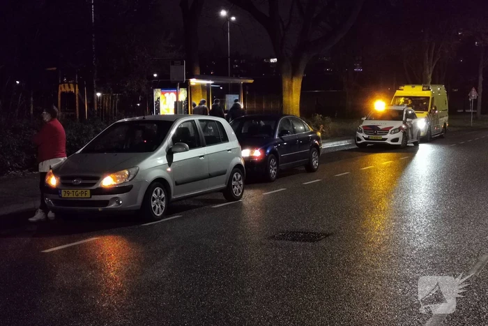 Fietser nagekeken door ambulancepersoneel na botsing