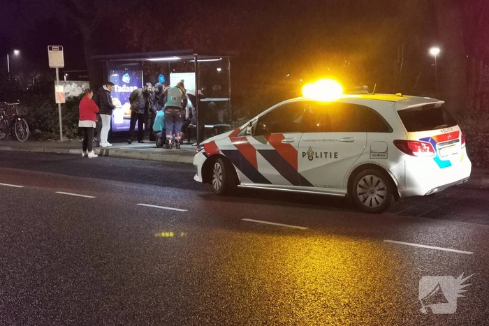Fietser nagekeken door ambulancepersoneel na botsing