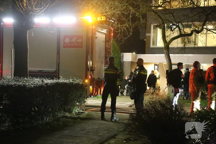 Brandweer blust brand in flatwoning op eerste etage