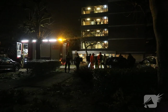 Brandweer blust brand in flatwoning op eerste etage