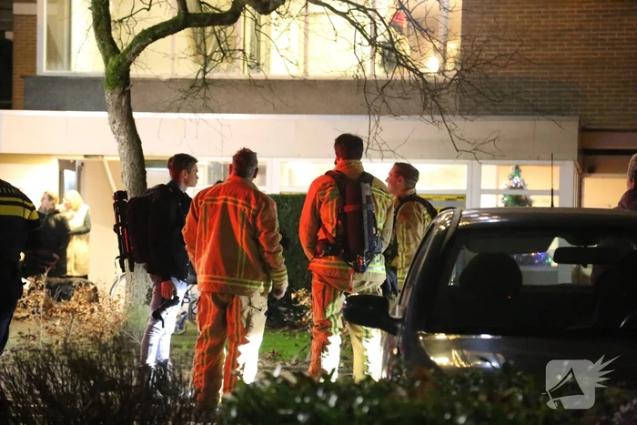 Brandweer blust brand in flatwoning op eerste etage